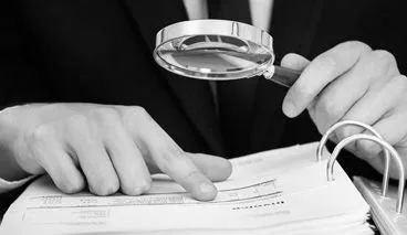 Detective privado elaborando informe de investigación laboral y comercial en Argentina