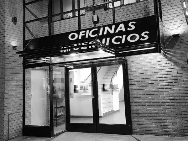 Interior de sala de trabajo de la agencia de detectives en Argentina
